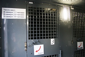 Vehículo especial para transportar detenidos en chasis GAZ C41R13 5